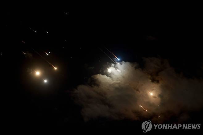 이란서 발사된 미사일 요격하는 이스라엘 방공망 [AFP=연합뉴스]