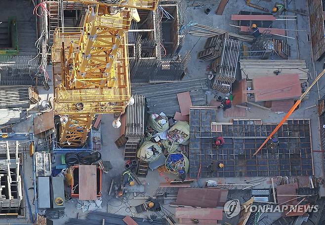 공사현장  (서울=연합뉴스) 김성민 기자 = 25일 서울 시내 한 공사 현장에서 작업자들이 작업을 하고 있다. 2024.1.25 ksm7976@yna.co.kr