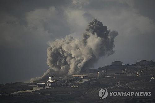 이스라엘군 공습에 연기 피어오르는 레바논 남부 [AP=연합뉴스]