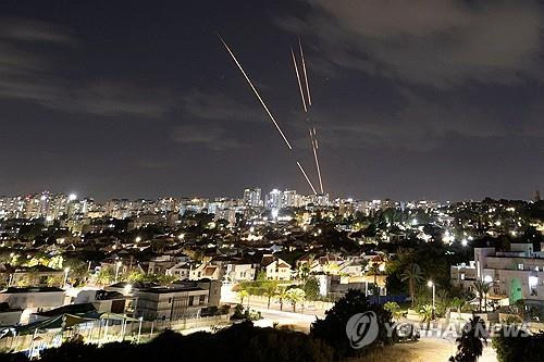 1일(현지시간) 이란 탄도미사일 요격하는 이스라엘 아이언돔 [로이터=연합뉴스]