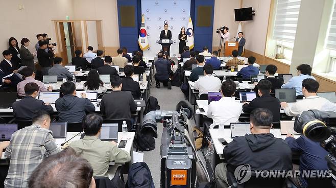 대한축구협회 감독 선임 관련 감사결과 브리핑 (서울=연합뉴스) 최재구 기자 = 문화체육관광부 최현준 감사관이 2일 서울 종로구 정부서울청사 별관에서 대한축구협회 감독 선임 관련 감사결과 브리핑을 하고 있다. 2024.10.2 jjaeck9@yna.co.kr