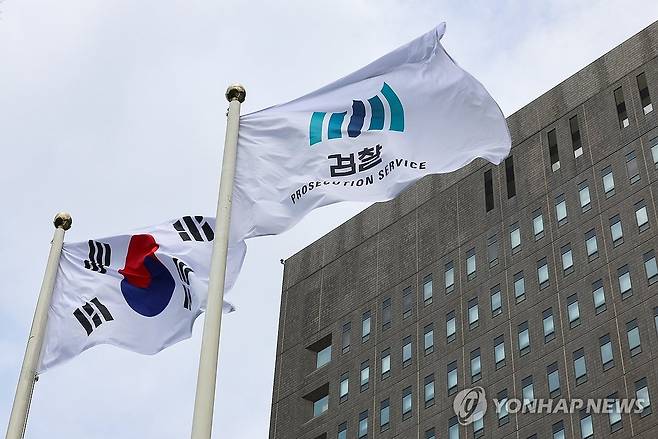 검찰, 김건희 여사 비공개 12시간 대면조사 (서울=연합뉴스) 서대연 기자 = 검찰이 김건희 여사를 정부 보안청사에서 비공개로 조사한 것으로 알려진 가운데 21일 서울 서초구 서울중앙지방검찰청의 모습.
    서울중앙지검 반부패수사2부(최재훈 부장검사)와 형사1부(김승호 부장검사)는 도이치모터스 주가조작 사건, 청탁금지법 위반 등 피고발 사건과 관련해 지난 20일 김 여사를 서울중앙지검 관할 내의 정부 보안청사로 소환해 대면조사 했다고 이날 밝혔다. 2024.7.21 dwise@yna.co.kr