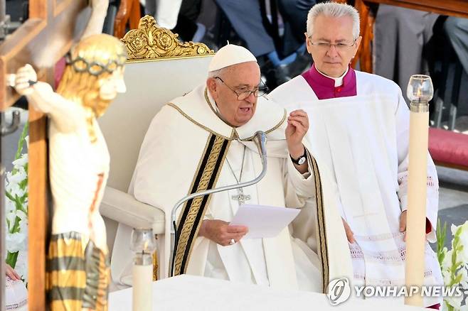 시노드 개막 미사 주례하는 교황 (바티칸 AFP=연합뉴스) 프란치스코 교황이 2일(현지시간) 바티칸 성 베드로 광장에서 세계주교대의원회의(시노드·Synod)의 제16차 정기총회 제2회기 개막 미사를 주례하고 있다. 2024.10.02 photo@yna.co.kr