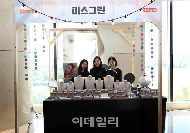 ‘제13회 이데일리 W페스타’ 미스그린 부스. 김미진 르호사 대표(가운데)와 한애경 부대표(오른쪽)가 기념 사진을 찍고 있다.(사진=이데일리 김태형 기자)