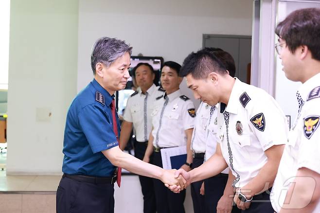 조지호 경찰청장이 14일 추석 명절 귀성길을 점검하기 위해 고속도로 순찰대를 방문해 대원들을 격려하고 있다. (경찰청 제공) 2024.9.14/뉴스1