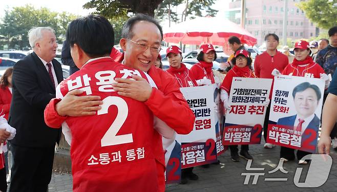 추경호 국민의힘 원내대표가 3일 오후 2024 하반기 재·보궐선거 강화군수에 출마한 박영철 후보 지원을 위해 인천시 강화군 강화풍물시장을 찾아 박 후보와 포옹하고 있다. 2024.10.3/뉴스1 ⓒ News1 이승배 기자