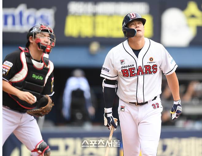 두산 김재환이 3일 잠실야구장에서 열린 2024 KBO 포스트시즌 와일드카드 결정 2차전 KT와 경기 4회말 2사 헛스윙 삼진아웃을 당한 후 아쉬워하고 있다. 잠실 | 최승섭기자 thunder@sportsseoul.com