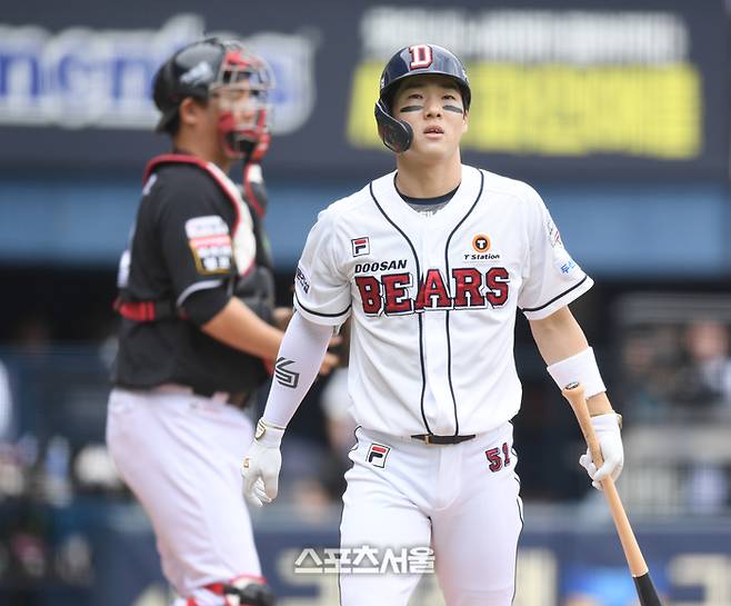 두산 조수행이 3일 잠실야구장에서 열린 2024 KBO 포스트시즌 와일드카드 결정 2차전 KT와 경기 3회말 1사1루 삼진을 당한 후 아쉬워하고 있다. 잠실 | 최승섭기자 thunder@sportsseoul.com