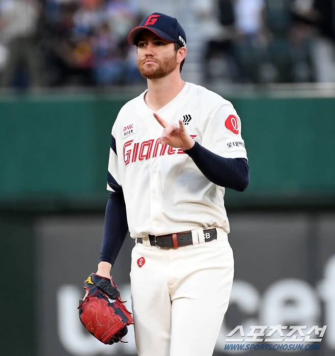 롯데 반즈가 숨을 고르고 있다. 부산=박재만 기자 pjm@sportschosun.com/2024.08.28/