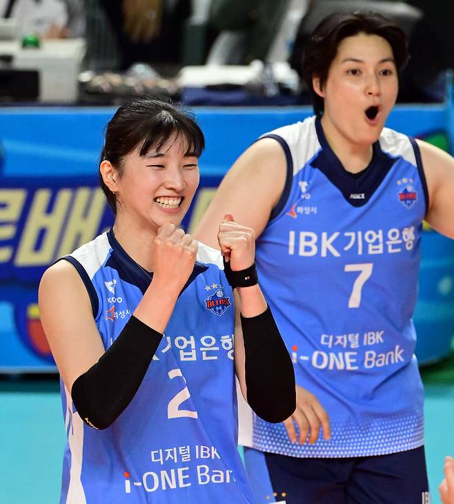 김희진(오른쪽)과 함께 환호하는 이주아. 사진제공=KOVO