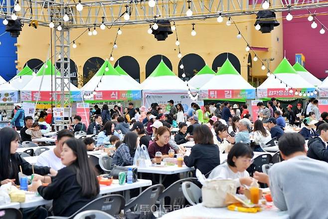 '속초음식축제(마숩다! 속초)'가 오는 4일부터 3일간 엑스포 상징탑 광장 일원에서 제59회 설악문화제와 연계해 열린다./사진-속초시