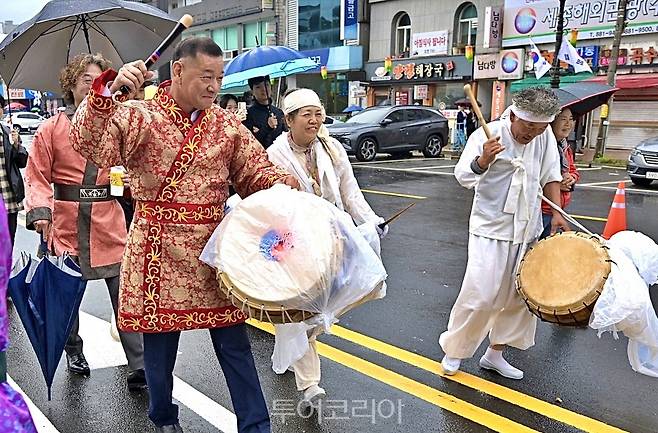 백제문화제의 대표 프로그램인 '웅진성 퍼레이드'가 3일 오후 왕도심 일원에서 화려하게 펼쳐졌다./사진-공주시