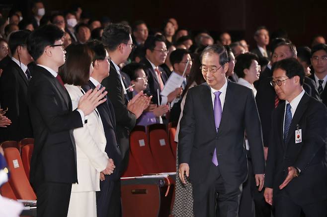 한덕수 국무총리가 3일 서울 종로구 세종문화회관 대극장에서 열린 제4356주년 개천절 경축식에 참석하고 있다. /연합뉴스