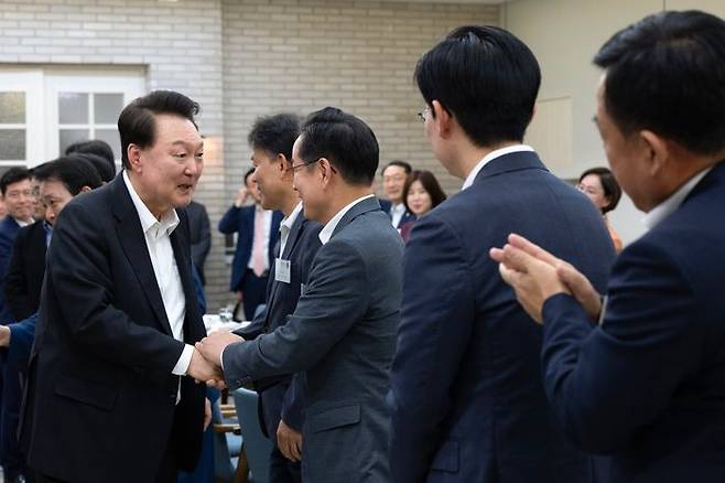 윤석열 대통령이 2일 서울 용산구 대통령실 파인글라스에서 추경호 원내대표를 비롯한 국민의힘 원내지도부와 여당 소속 국회 상임위원장과 상임위 간사단을 초청한 만찬에 앞서 참석자들과 악수를 나누고 있다. ⓒ대통령실