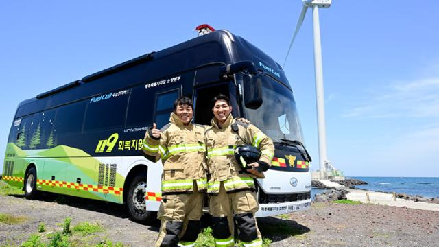 제주 소방본부 소방관들이 현대차그룹이 기증한 수소 회복 지원 버스 앞에서 기념촬영을 하고 있다. 현대차그룹 제공