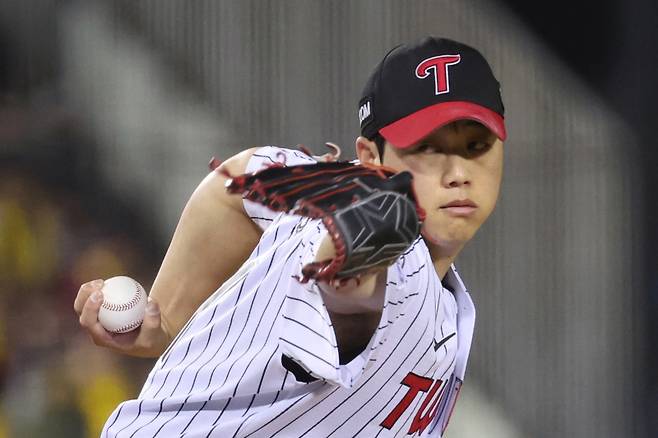 <yonhap photo-4611="">함덕주가 지난해 한국시리즈에서 역투하고 있다. 사진=연합뉴스</yonhap>