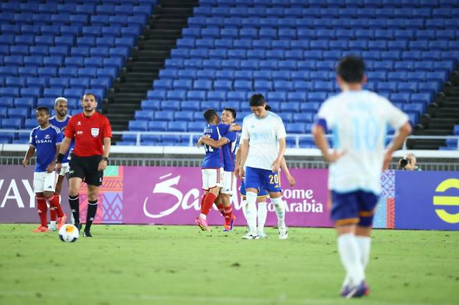 일본 요코하마 F.마리노스 선수들이 2일 울산 HD와의 2024~25 AFC 챔피언스리그 엘리트 리그 스테이지 2차전에서 골을 넣은 뒤 기뻐하고 있다. 사진=AFC