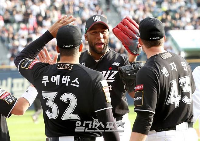 2024 프로야구 KBO 포스트시즌 두산베어스와 kt위즈의 와일드카드결정전(WC) 2차전 경기가 3일 오후 서울 잠실야구장에서 열렸다. 7회까지 무실점으로 경기를 리드하고 있는 KT 쿠에바스, 로하스, 벤자민이 공수교대를 하며 하이파이브를 하고 있다. 잠실=김민규 기자 mgkim1@edaily.co.kr /2024.10.03/