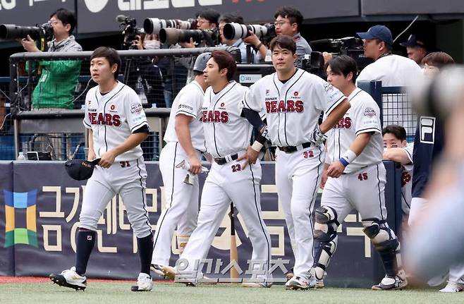 3일 서울 잠실야구장에서 열린 2024 프로야구 KBO 포스트시즌 두산베어스와 kt위즈의 와일드카드결정전(WC) 2차전 경기에서 KT가 두산에 1대 0 승리를 거두고 시리즈 전적 2대 0으로 준플레이오프에 진출했다. 경기 후 두산 선수들이 굳은 표정으로 그라운드로 나오고 있다. 잠실=김민규 기자 mgkim1@edaily.co.kr 