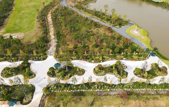 산이정원은 원래 바다였다. 바다를 메웠더니 군데군데 떠 있던 섬이 산이 됐다. 그 섬 4개를 정원으로 표현했다. 왼쪽부터 달도,독도, 송도, 증도다. 손민호 기자