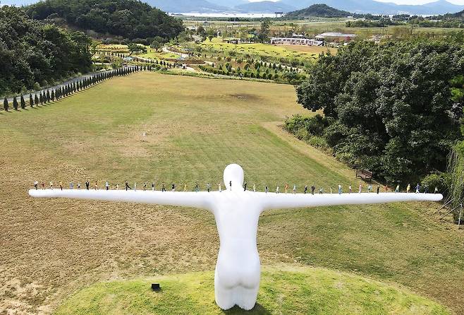 전남 해남 영산강 하구 간척지에 정원형 식물원 '산이정원'이 개장했다. 사진은 산이정원의 랜드마크라 할 수 있는 유영호 작가의 작품 ‘Bridge of Human’. 손민호 기자