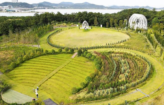 산이정원의 12개 주제원 중 하나인 '서약의 정원'. 야외 결혼식이 가능한 곳이다. 정원 너머로 영산강 하굿둑에 막힌 영산호가 보인다. 손민호 기자