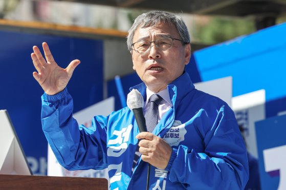 정근식 서울시교육감 진보진영 단일 후보가 3일 오전 서울 서대문구 독립문공원에서 열린 출정식에서 유권자들에게 지지를 호소하고 있다. 뉴스1