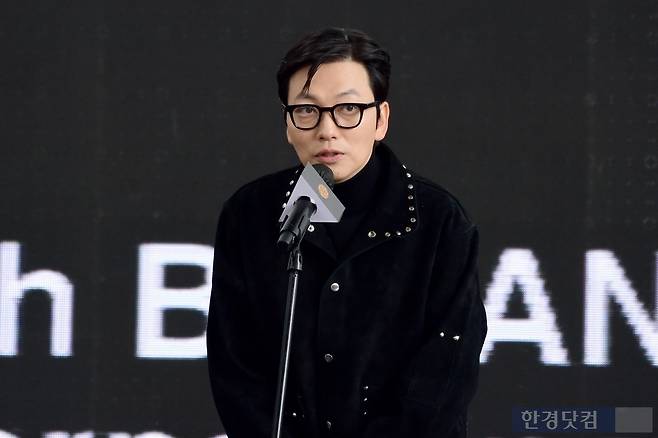 배우 이동휘가 3일 오후 부산 우동 영화의 전당에서 열린 '제29회 부산국제영화제(29th BIFF)' 영화 '메소드 연기'(감독 이기혁) 야외무대인사에 참석해 인사말을 하고 있다. / 변성현 한경닷컴 기자 byun84@hankyung.com