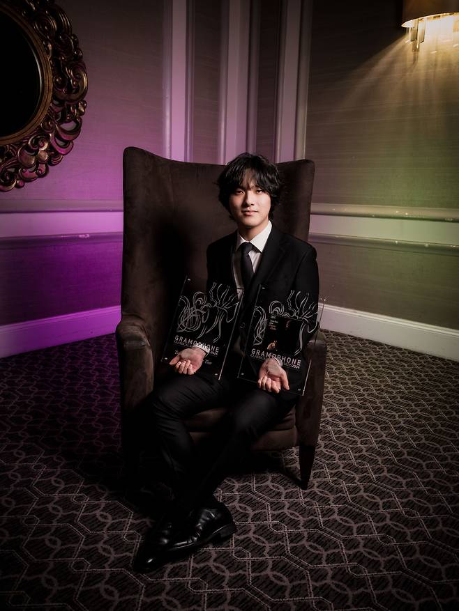 South Korean pianist Lim Yunchan poses for photos with the piano award and the young artist of the year award at the Gramophone Classical Music Awards ceremony held in London Wednesday. (Yonhap)