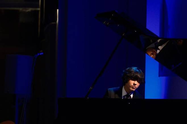 South Korean pianist Lim Yunchan performs after receiving the prestigious Gramophone Classical Music Award in the piano category during a ceremony in London on Wednesday. (Yonhap)