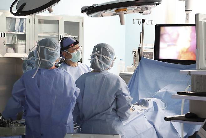 Doctors at Samsung Medical Center in Gangnam, southern Seoul, performing surgery [KT]