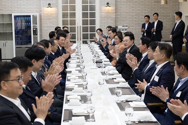 與 원내지도부 만난 尹 윤석열 대통령이 2일 서울 용산 대통령실 앞 파인그라스에서 열린 국민의힘 원내지도부 초청 만찬에서 추경호 원내대표 등 참석의원들과 함께 박수를 치고 있다.  대통령실