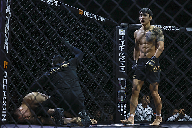 박어진이 블랙컴뱃 12 라이트급 경기에서 남의철한테 KO승을 거둔 후 덤덤한 표정을 짓고 있다. 사진=스포츠앤조이 제공