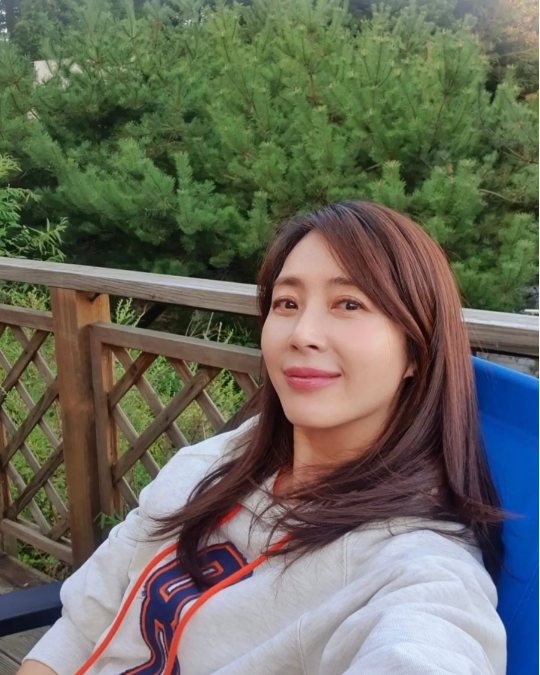 송윤아가 세련된 동안미모를 뽐냈다.사진=송윤아 SNS