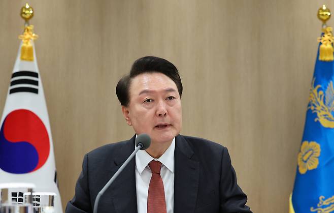 윤석열 대통령이 2일 서울 용산 대통령실 청사에서 열린 중동 사태에 따른 긴급 경제·안보 점검회의에 참석해 발언하고 있다. [연합]
