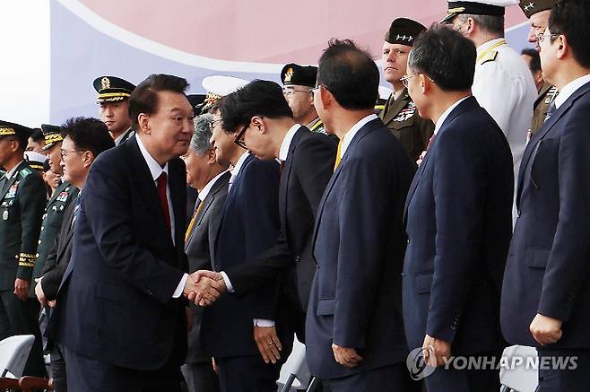 (성남=연합뉴스) 홍해인 기자 = 윤석열 대통령이 1일 성남 서울공항에서 열린 건군 76주년 국군의날 기념식을 마치고 퇴장하며 국민의힘 한동훈 대표 등과 악수하고 있다.  2024.10.1 [대통령실통신사진기자단] hihong@yna.co.kr 연합뉴스