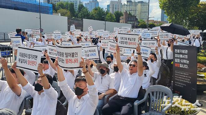 3일 오후 전국 의과대학 교수들이 서울 용산구 대통령실 앞에서 구호를 외치고 있다. 나채영 기자