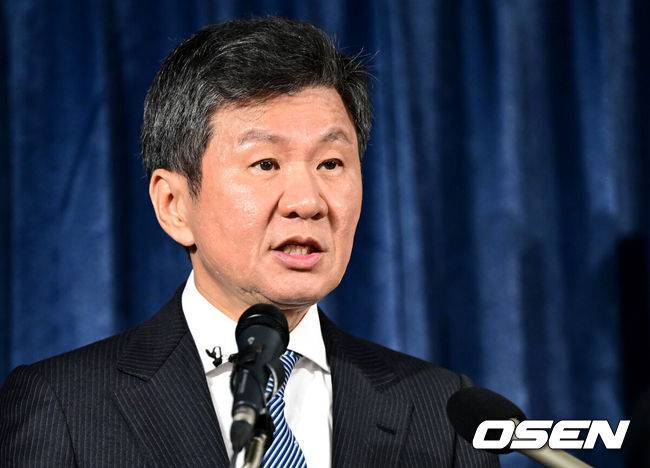 [OSEN=최규한 기자] 정몽규 대한축구협회(KFA) 회장이 16일 오후 서울 신문로 축구회관에서 열린 축구 대표팀 사안 관련 임원회의를 마치고 입장을 발표했다. 이번 회의에는 정몽규 회장 및 주요 임원진이 참석해 위르겐 클린스만(60) 대한민국 대표팀 감독 경질 여부를 논의했다.정몽규 대한축구협회 회장이 클린스만 감독 경질을 비롯한 회의 결과를 발표한 뒤 취재진과의 질의응답 시간을 갖고 있다. 2024.02.16 / dreamer@osen.co.kr