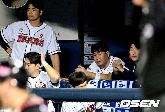 [OSEN=잠실, 최규한 기자] 프로야구 KT 위즈가 와일드카드 결정전 1차전에서 두산 베어스를 꺾었다.&nbsp;프로야구 KT는 2일 서울 잠실구장에서 열린&nbsp;2024 KBO리그 포스트시즌 와일드카드 결정전 1차전에서 두산에 4-0으로 승리했다.&nbsp;KT는 2016년 KIA(LG 상대), 2021년 키움(두산 상대)에 이어 역대 3번째로 와일드카드 결정전 1차전을 승리한 팀이 됐다.&nbsp;9회말 두산 김재환, 양의지, 곽빈, 양석환 등 선수들의 표정이 어둡다. 2024.10.02 / dreamer@osen.co.kr