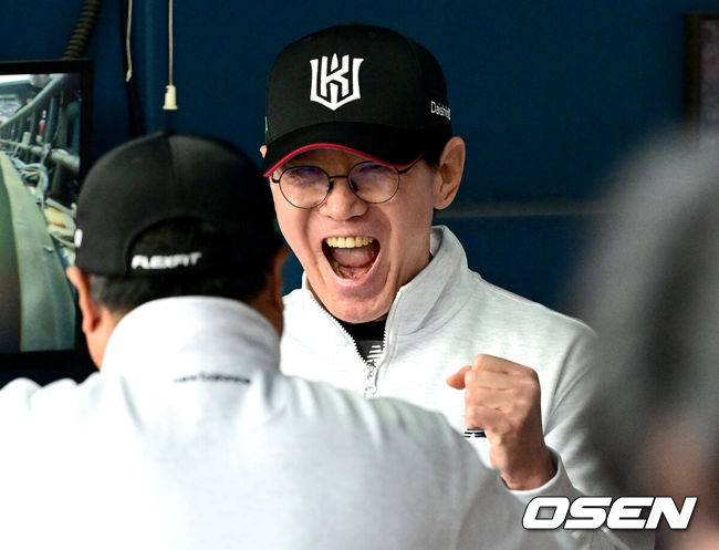 [OSEN=잠실, 최규한 기자] 프로야구&nbsp;KT 위즈의 가을 마법이 계속됐다. KT는 역대 최초로 와일드카드 결정전에서 업셋을 만들며 준플레이오프에 진출했다.KT는&nbsp;3일 서울 잠실구장에서 열린 2024 KBO리그 와일드카드 결정전 2차전에서&nbsp;두산에 1-0으로 승리했다. 역대 최초 '5위 결정전'을 치르며 천신만고 끝에 와일드카드 결정전에 진출한 KT는 1차전 4-0 승리에 이어 2차전까지 이기며 2015년 와일드카드 도입 이후 5위가 4위를 꺾고 준플레이오프에 진출하는 최초 기록까지 만들었다.&nbsp;KT는 오는 5일 LG와 준플레이오프(5전3선승제)를 치른다.&nbsp;승리를 확정지은 KT 이강철 감독이 기뻐하고 있다. 2024.10.03 / dreamer@osen.co.kr