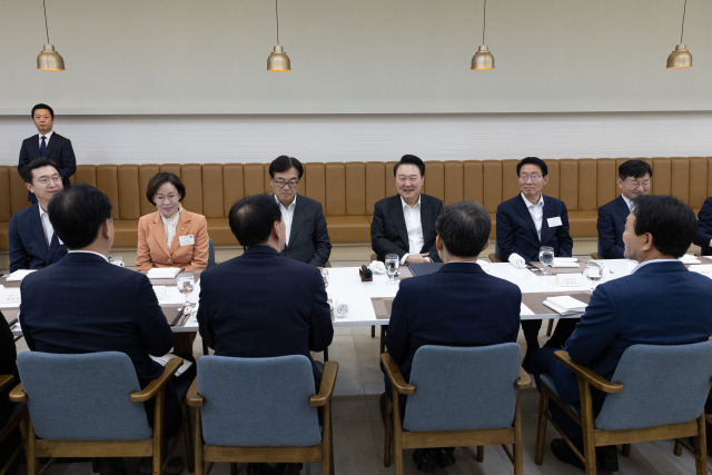 ▲윤석열 대통령이 2일 서울 용산 대통령실 앞 파인그라스에서 열린 국민의힘 원내지도부 초청 만찬에서 참석 의원들과 대화를 나누고 있다. ⓒ연합뉴스