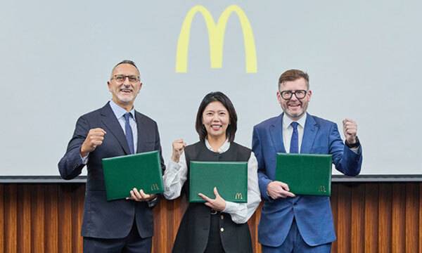 한국맥도날드가 카타르의 ‘카말 알 마나’와 전략적 파트너십을 체결했다. 왼쪽부터 한국맥도날드 전략적 파트너 카말 알 마나, 김기원 한국맥도날드 대표이사, 스탠 헤이튼스 글로벌 맥도날드 아시아 사업부 사장. 한국맥도날드