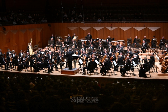 2일 오후 서울 서초구 예술의전당 콘서트홀서 열린 ‘서울신문 창간 120주년 기념음악회’ 2부에서 안토니오 파파노가 이끄는 런던 심포니 오케스트라가 구스타프 말러의 교향곡 1번 ‘거인’을 연주하고 있다. 도준석 전문기자