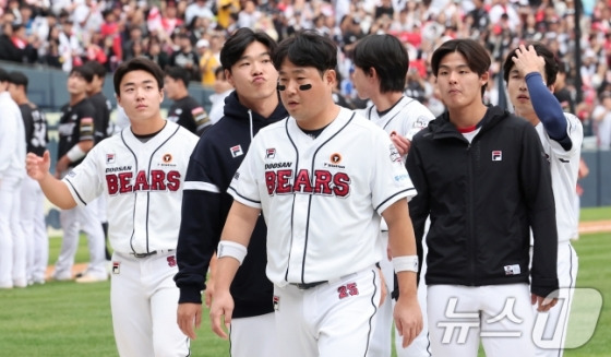 KT 위즈가 3일 오후 서울 송파구 잠실야구장에서 열린 프로야구 '2024 신한 SOL 뱅크 KBO리그' KT 위즈와 두산 베어스의 포스트시즌 와일드카드 결정전 2차전에서 1-0으로 승리를 거두며 준플레이오프 진출에 성공했다.  가을야구를 마무리한 두산 양의지가 아쉬워하고 있다. /사진=뉴스1