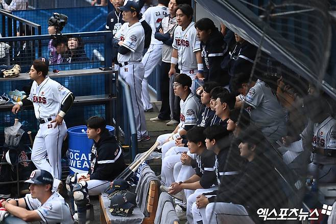 3일 오후 서울 송파구 잠실야구장에서 열린 '2024 신한 SOL Bank KBO 포스트시즌' KT 위즈와 두산 베어스의 와일드카드 결정전 2차전 경기, 9회말 0:1의 스코어로 끌려가는 가운데 두산 선수단이 더그아웃서 경기를 지켜보고 있다. 잠실, 김한준 기자