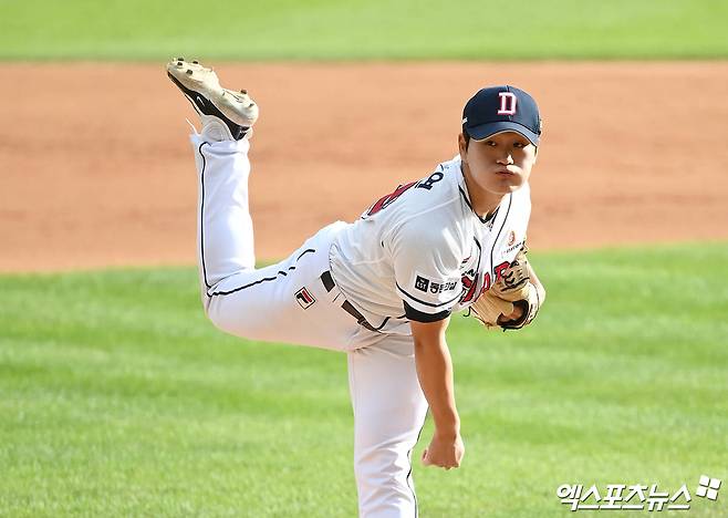 두산 베어스 우완 루키 김택연이 3일 서울 잠실야구장에서 열린 2024 신한 SOL Bank KBO 포스트시즌 KT 위즈와 와일드카드 결정전 2차전에서 2⅓이닝 2피안타 2탈삼진 무실점을 기록했다. 사진 박지영 기자