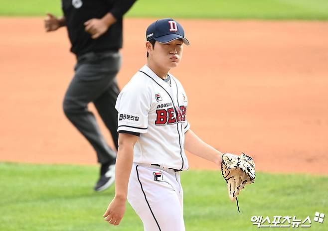 두산 베어스 우완 루키 김택연이 3일 서울 잠실야구장에서 열린 2024 신한 SOL Bank KBO 포스트시즌 KT 위즈와 와일드카드 결정전 2차전에서 2⅓이닝 2피안타 2탈삼진 무실점을 기록했다. 사진 박지영 기자