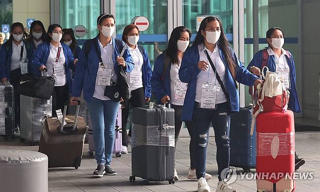 버스로 이동하는 필리핀 가사관리사 (서울=연합뉴스) 외국인 가사관리사 시범사업에 참여할 필리핀 노동자들이 6일 인천국제공항을 통해 입국한 후 버스로 이동하고 있다. 2024.8.6 [공항사진기자단] photo@yna.co.kr