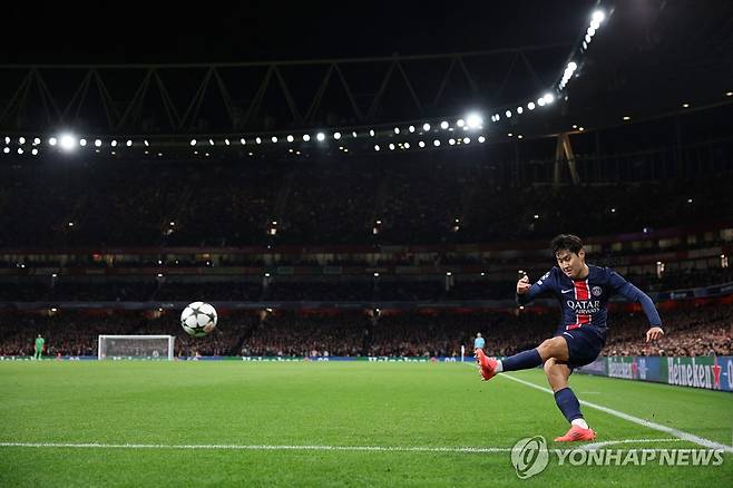 코너킥을 차올리는 이강인 [AFP=연합뉴스]