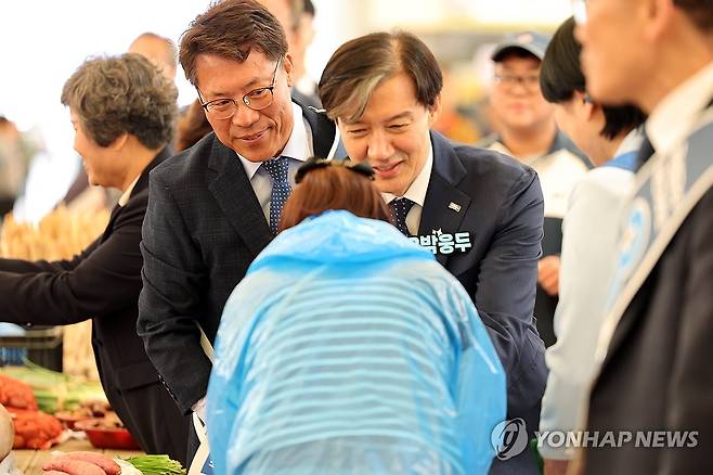 유세하는 박웅두 곡성군수 재선거 후보와 조국 대표 (곡성=연합뉴스) 김혜인 기자 = 10·16 재보궐선거 공식 선거운동이 시작한 3일 오전 전남 곡성군 곡성읍 전통시장에서 곡성군수 재선거에 출마한 조국혁신당 박웅두 후보가 조국 대표와 유세하고 있다. 2024.10.3 in@yna.co.kr